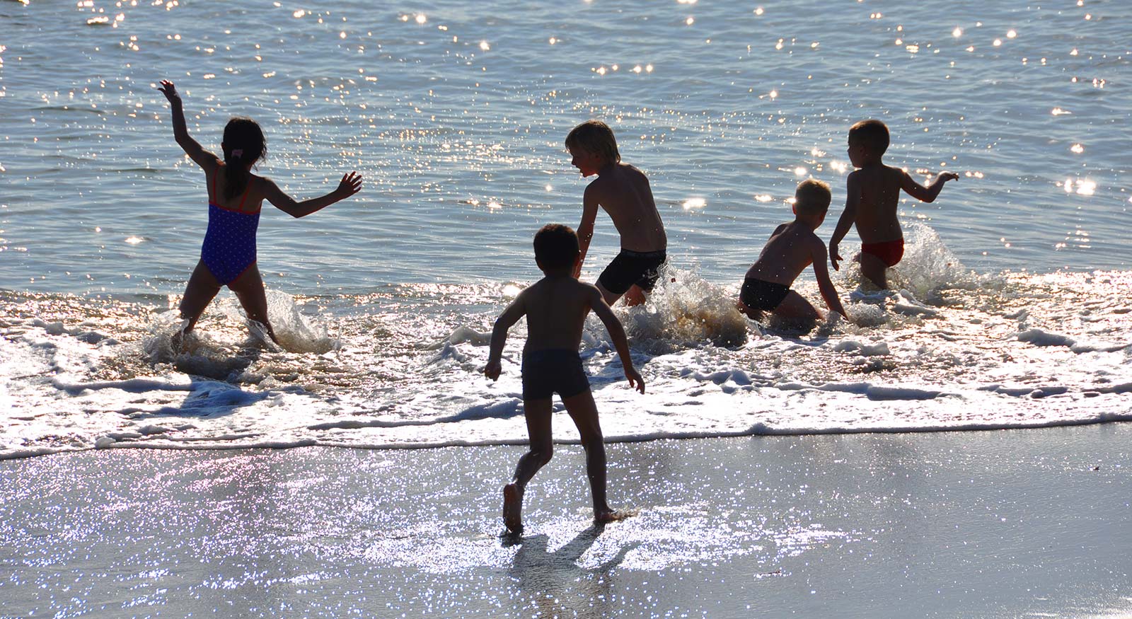 Spielende Kinder am Meer in der Nähe des Campingplatzes Les Écureuils in Saint-Hilaire-de-Riez