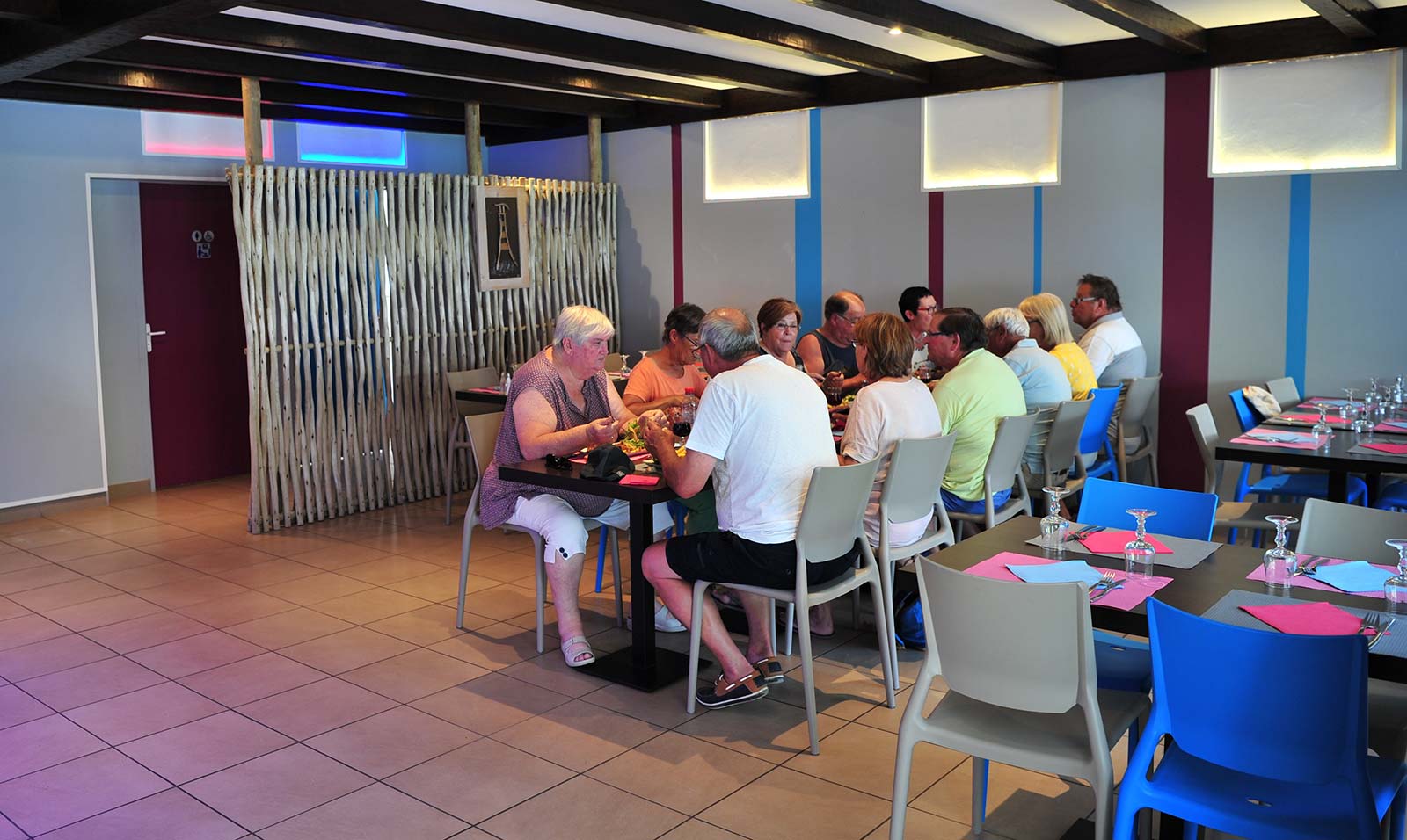 Campers having dinner at the Les Écureuils campsite restaurant in Saint-Hilaire-de-Riez