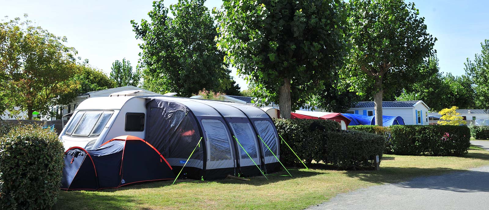 Grande tente sur un emplacement de camping traditionnel en Vendée