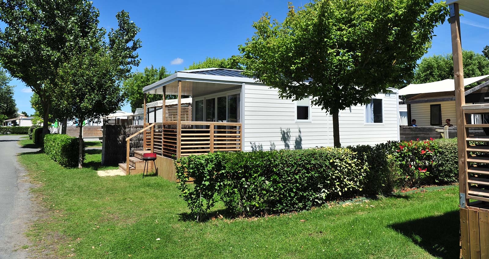 Mobilheim zu vermieten in einer Gasse des Campingplatzes Les Écureuils in der Vendée