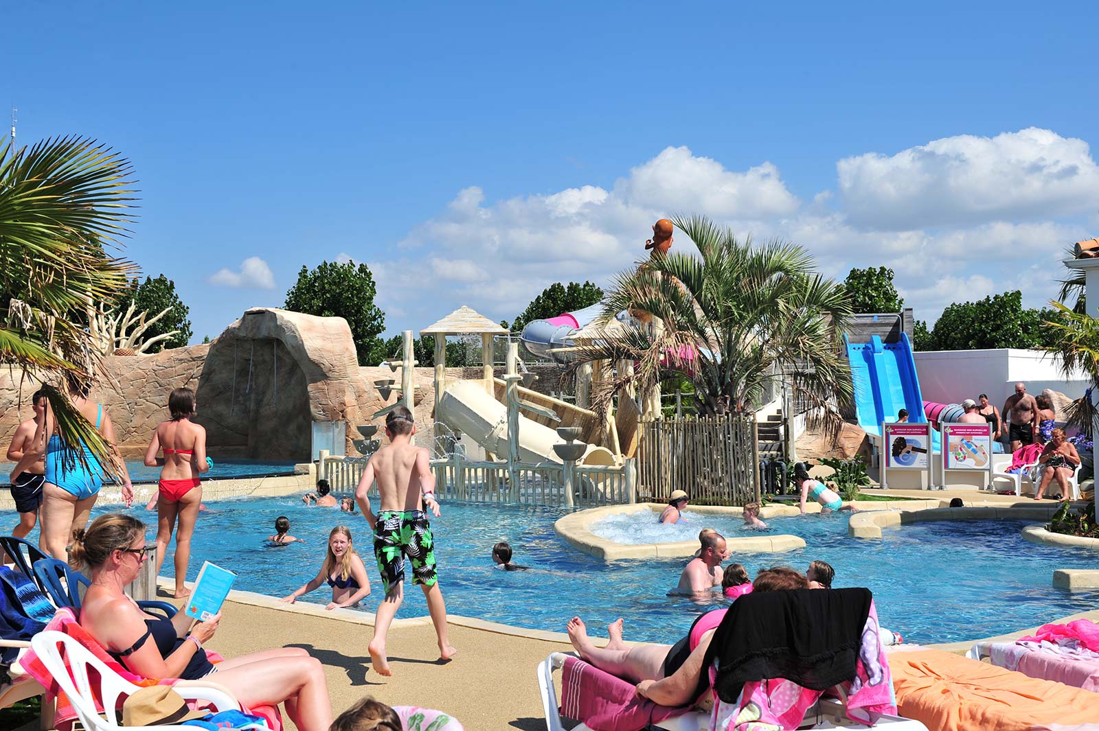 Uitzicht op het waterpark van de camping in Saint-Hilaire-de-Riez in de buurt van Saint-Jean-de-Monts