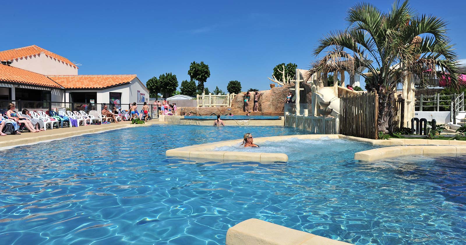 Blick auf den Wasserbereich des Campingplatzes in Saint-Hilaire-de-Riez bei Saint-Jean-de-Monts