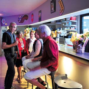 Kampeerders aan de bar van camping Les Écureuils in de buurt van Saint-Gilles-Croix-de-Vie