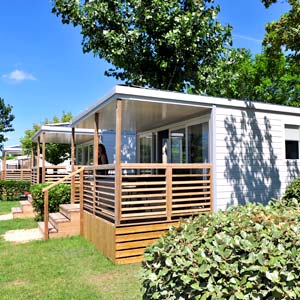 Terrasse en bois couverte d'une location de mobil-home en Vendée près de Saint-Gilles-Croix-de-Vie