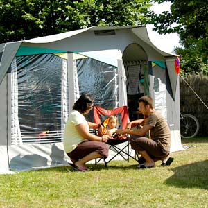 Paar mit Baby auf einem Campingplatz in Saint-Hilaire-de-Riez in der Vendée