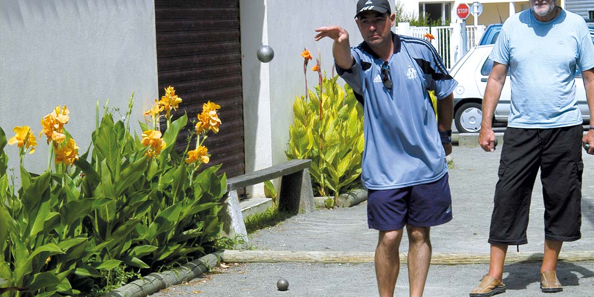 Kampeerders die petanque spelen op de jeu de boulesbaan van de camping in Saint-Hilaire-de-Riez