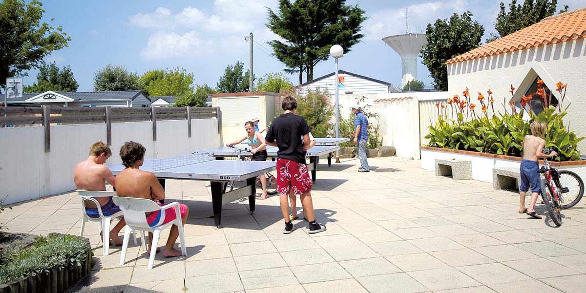 Partie de ping-pong au camping Les Écureuils près de Saint-Jean-de-Monts