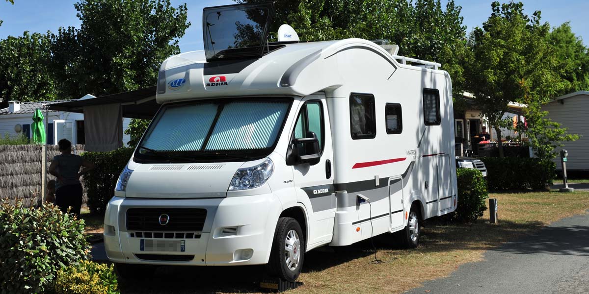 Camping-car sur un emplacement pour camping-car en Vendée à Saint-Hilaire-de-Riez