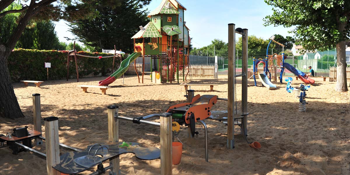 Installations de jeu pour enfants au camping Les Écureuils en Vendée