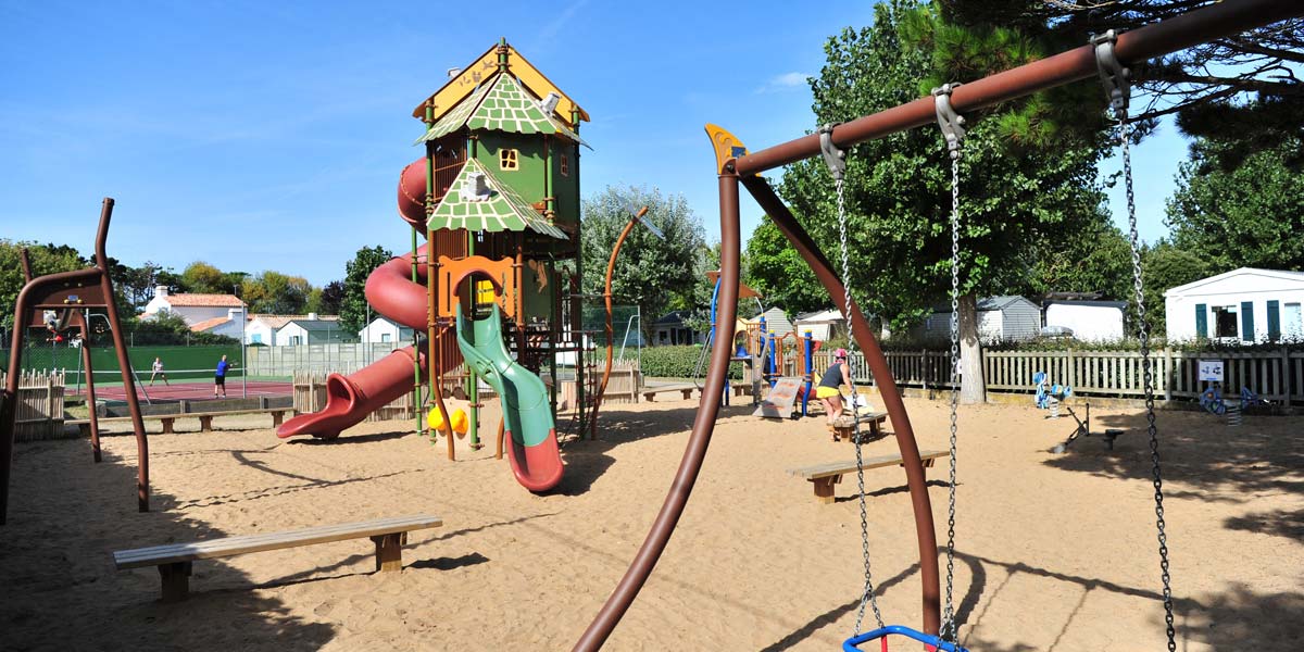 Spielplatz mit Hütte und Rutsche für Kinder auf dem Campingplatz Les Écureuils bei Saint-Jean-de-Monts