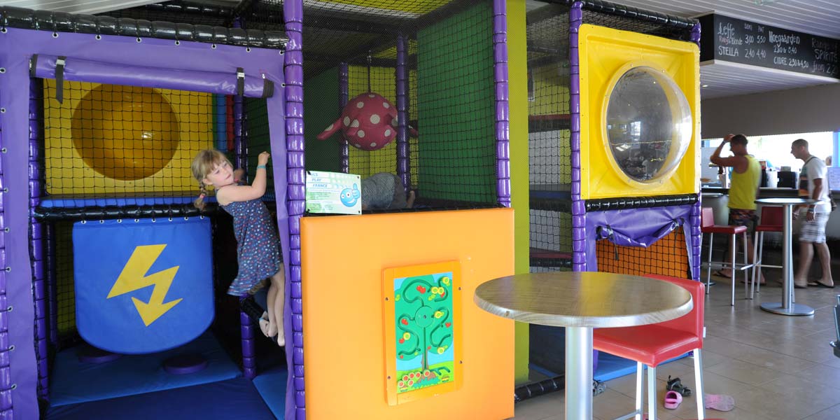 Spiele für Kinder in der Bar des Campingplatzes in Saint-Hilaire-de-Riez