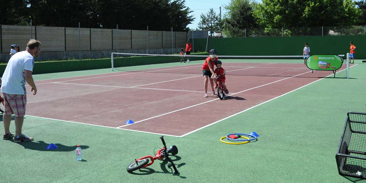 Tennisplatz auf dem Campingplatz Les Écureuils in der Vendée in Saint-Hilaire-de-Riez