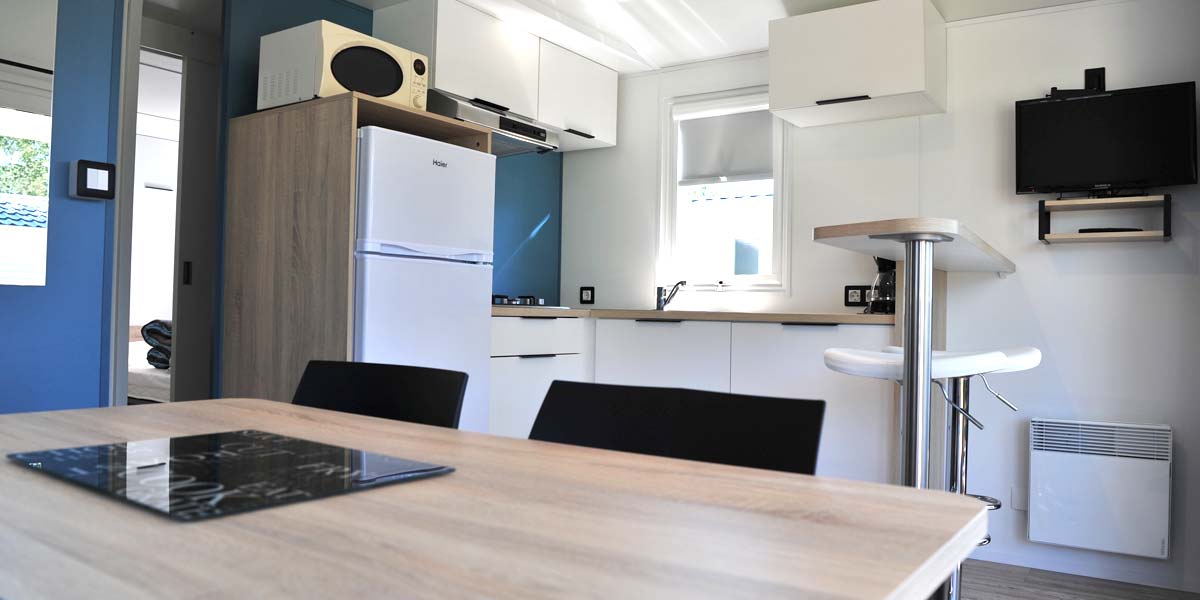 Equipped kitchen of a mobile home rental at the campsite near Saint-Jean-de-Monts