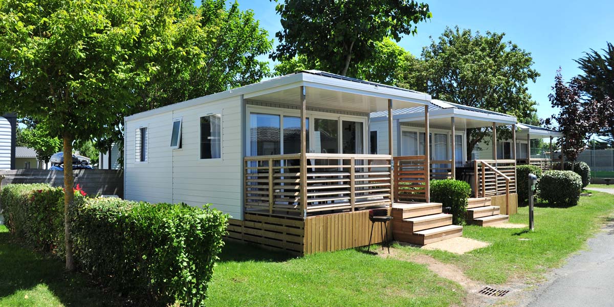 Terrasse et mobil-home en location au camping Les Écureuils près de Saint-Gilles-Croix-de-Vie