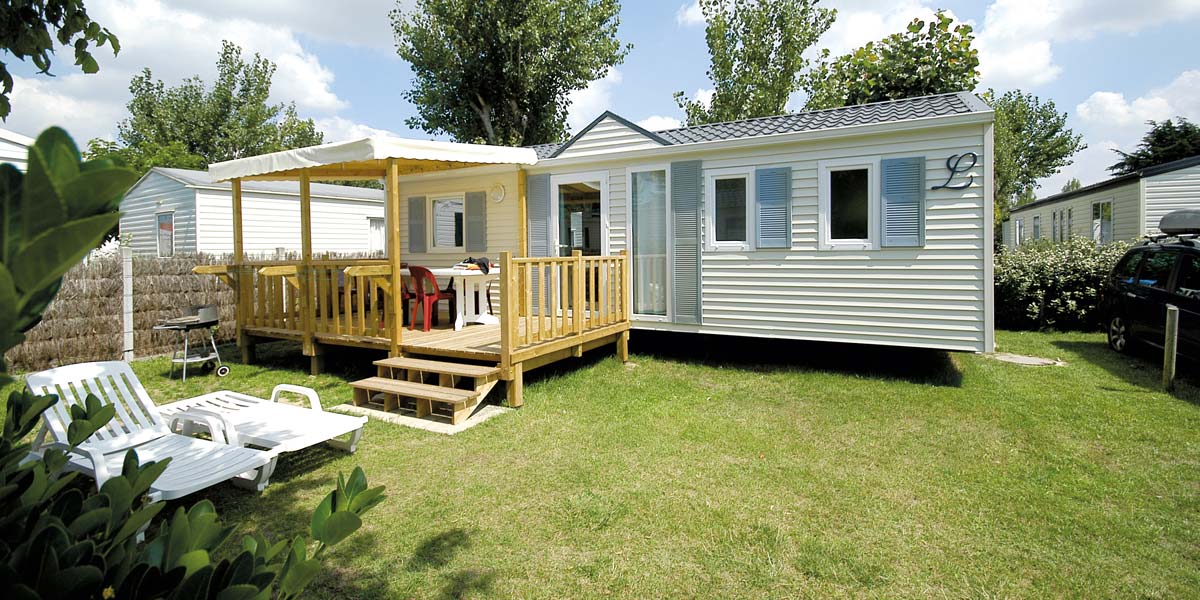 Mobil-home avec une grande terasse au camping Les Écureuils en Vendée à Saint-Hilaire-de-Riez