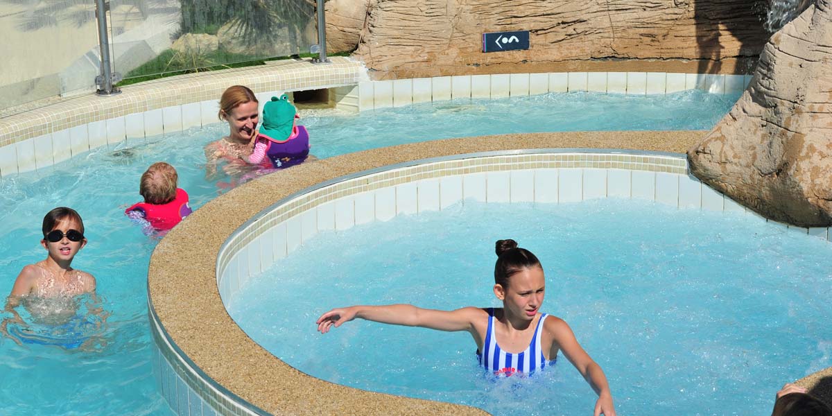 Campeurs dans le jaccuzzi de l'espace aquatique du camping à Saint-Hilaire-de-Riez