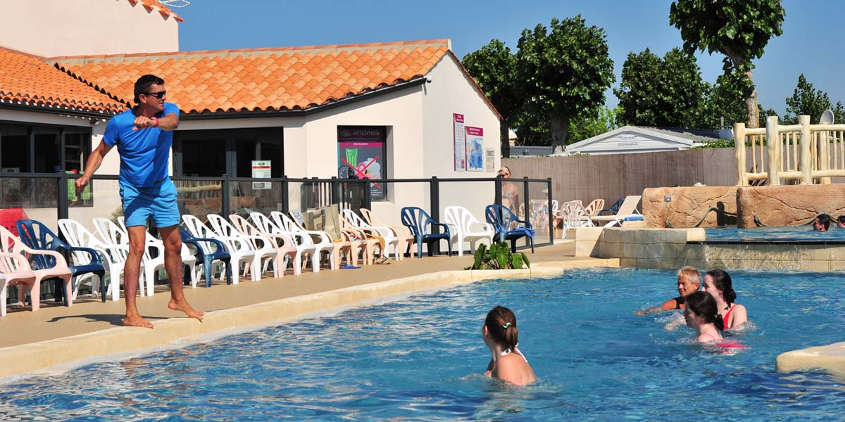 Wassergymnastik im Wasserbereich des Campingplatzes in der Nähe von Saint-Gilles-Croix-de-Vie