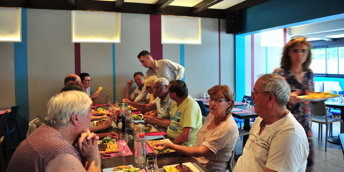 Dîner entre amis au restaurantAmy'sHouse du camping Les Écureuils à Saint-Hilaire-de-Riez