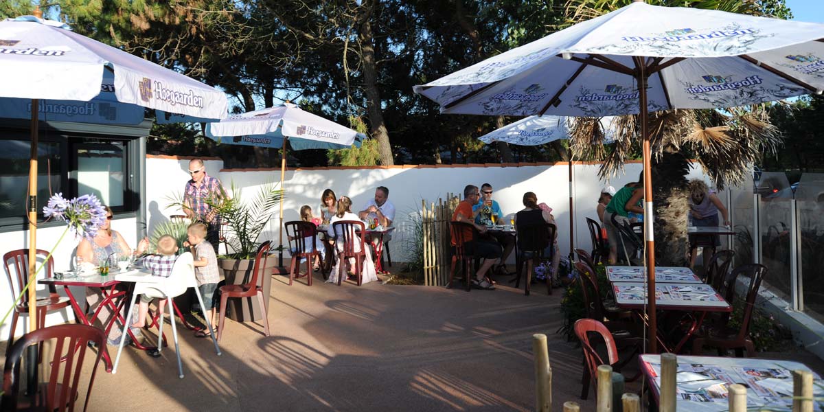 Terras met parasol van het restaurant Amy's House in Saint-Hilaire-de-Riez