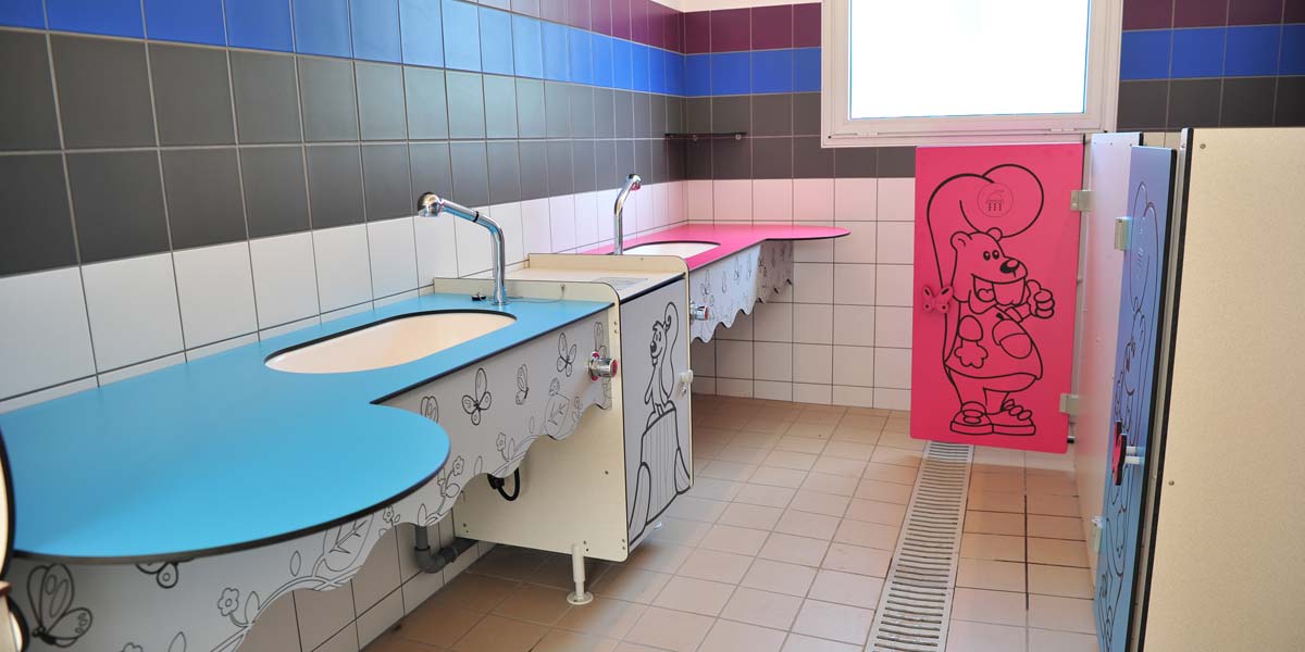 Babybadje en commode op camping Les Écureuils in Saint-Hilaire-de-Riez