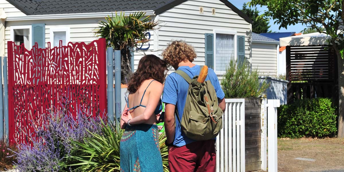 Couple in front of a mobile home rental in Saint-Hilaire-de-Riez