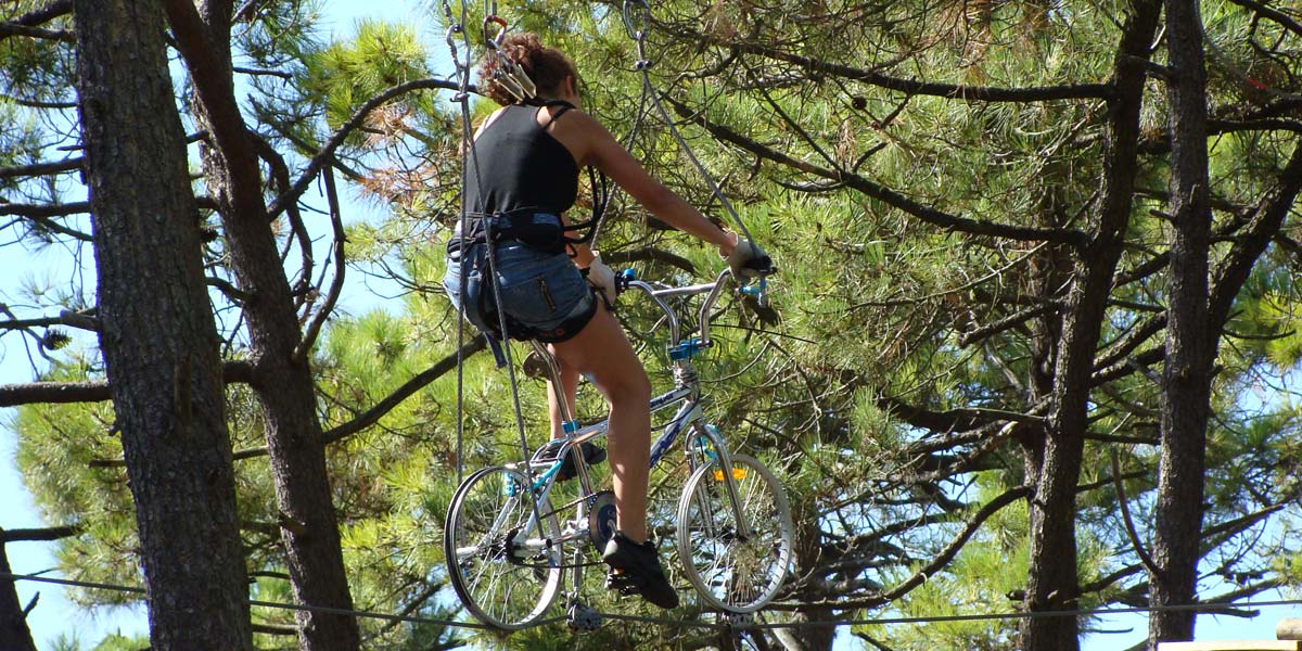 Fiets opgehangen in de takken op een boomklimparcours in Vendée