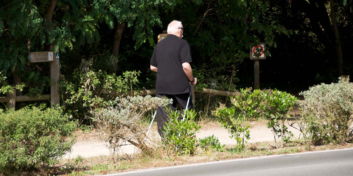 Wanderer auf einem Sandweg in der Vendée bei Saint-Hilaire-de-Riez