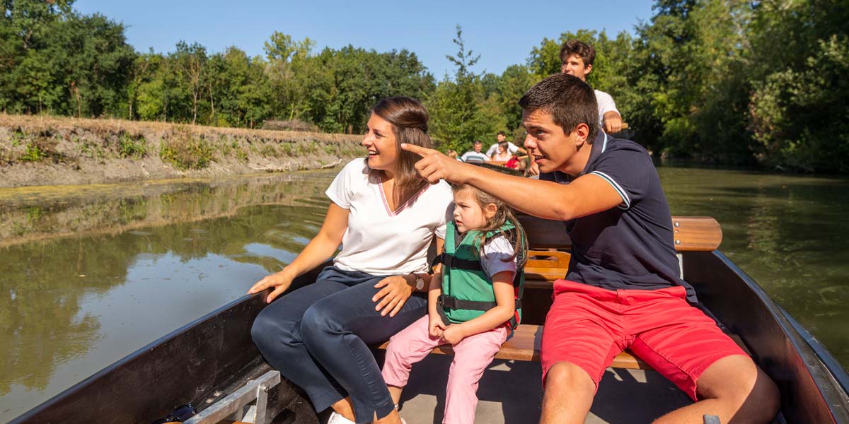 Familie auf einem gemieteten Boot im Marais Poitevin