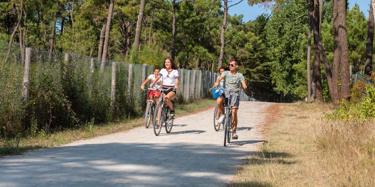 Famille de cyclistes sur un chemin cyclable en Vendée à Saint-Hilaire-de-Riez