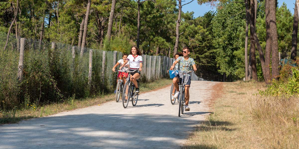 Radfahrerfamilie auf einem Radweg in der Vendée bei Saint-Hilaire-de-Riez