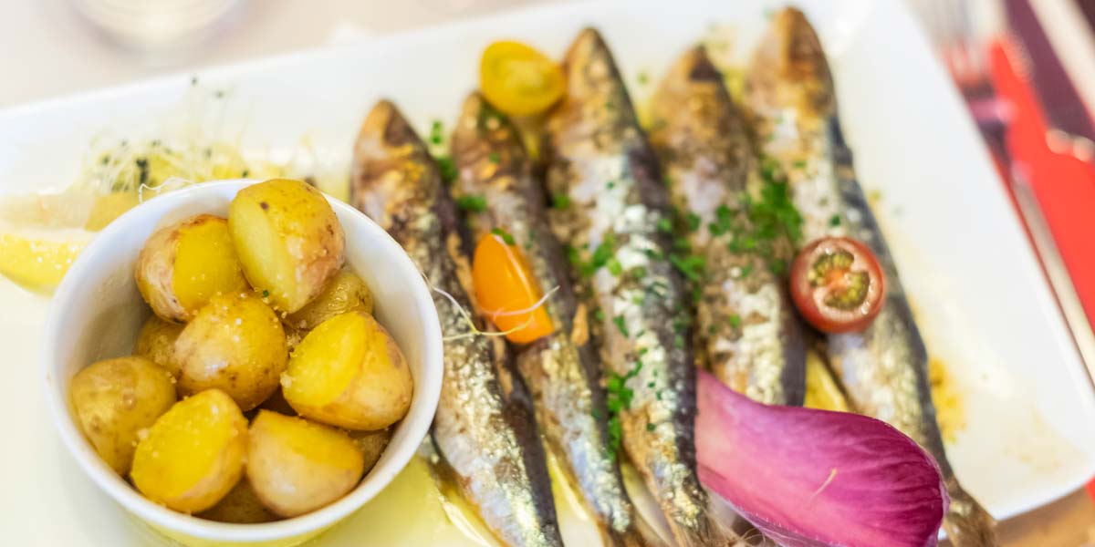 Plat vendéen de sardines grilllées et grenaille  à Saint-Hilaire-de-Riez